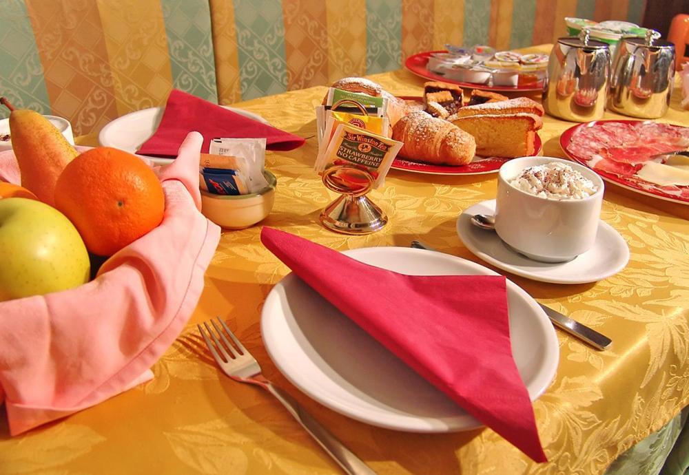 Jolly B&B - Affittacamere Dimaro Exteriör bild